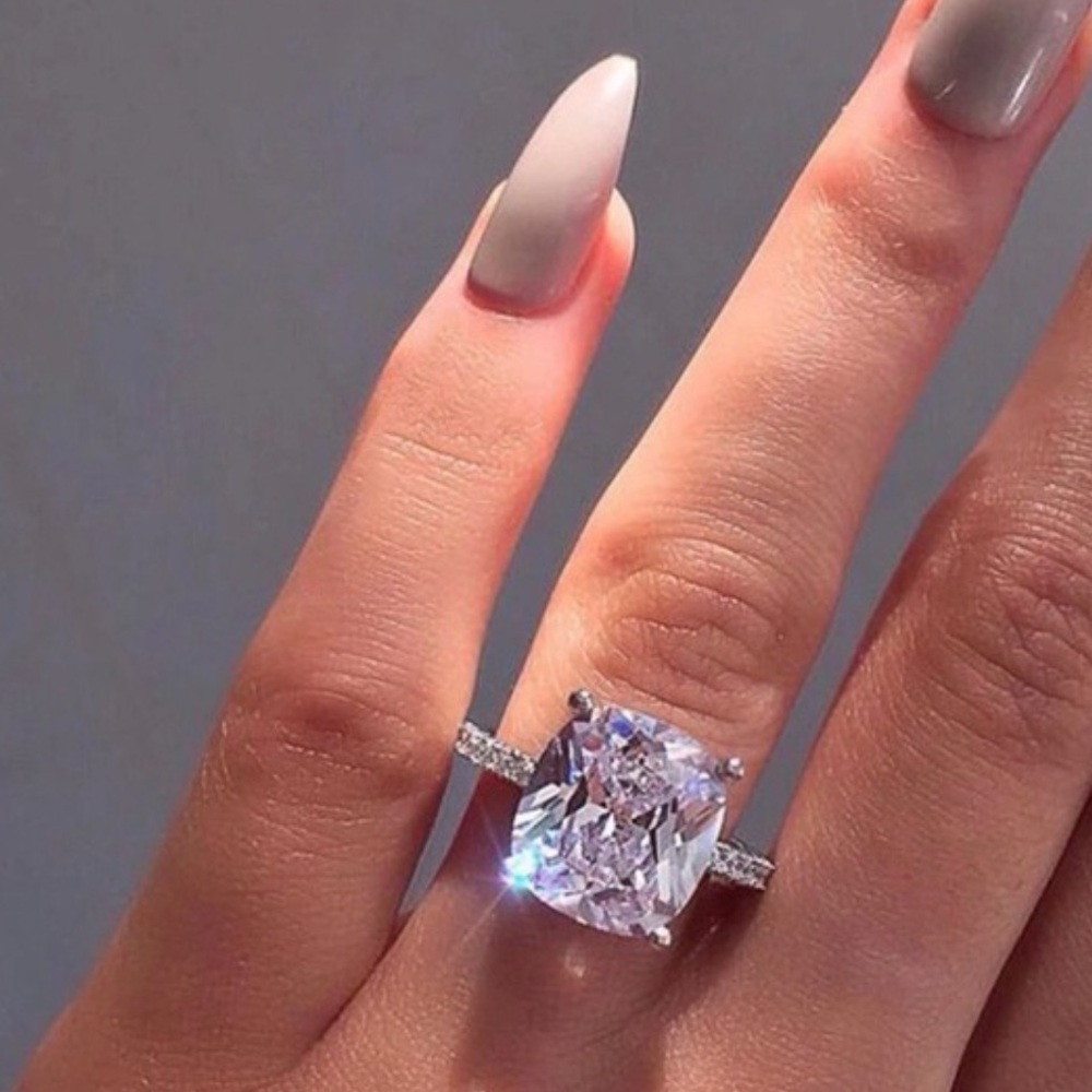 **18K White Gold 8 Carat Solitaire Engagement Ring - Picture 5 of 5